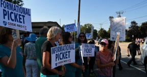 Nurses, tech & healthcare professionals hold an informational picket outside L+M Hospital